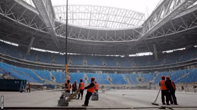 Tổng chi phí xây dựng của Krestovsky lên tới 24 tỷ rúp. Trận đấu chính thức đầu tiên được tổ chức tại sân vận động là trận đấu ở Russia Premier League giữa F.K. Zenit Sankt Peterburg và FC Ural vào ngày 22 tháng 4 năm 2017.