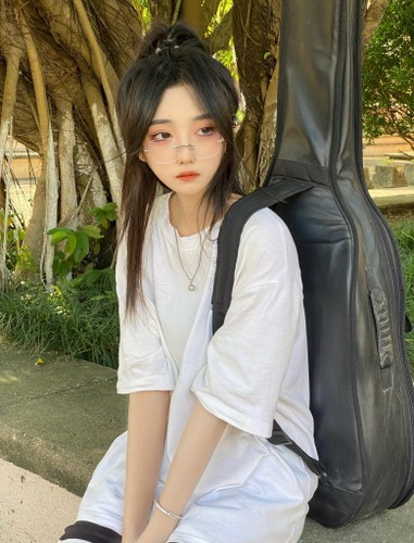 Việc nhận về những lời gièm pha, chỉ trích của dân mạng không chỉ đến với cá nhân Hoài Thu mà còn xảy ra với gia đình. Vậy nên gái xinh phỏng vấn dạo này không ngần ngại “tuyên chiến” với bộ phận phá hoại.