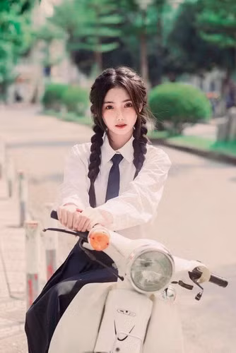 Hoài Thu (sinh năm 2002), sinh viên theo học chương trình đào tạo liên kết quốc tế ngành Kinh tế Tài chính tại Đại học Ngoại ngữ – Đại học quốc gia Hà Nội.