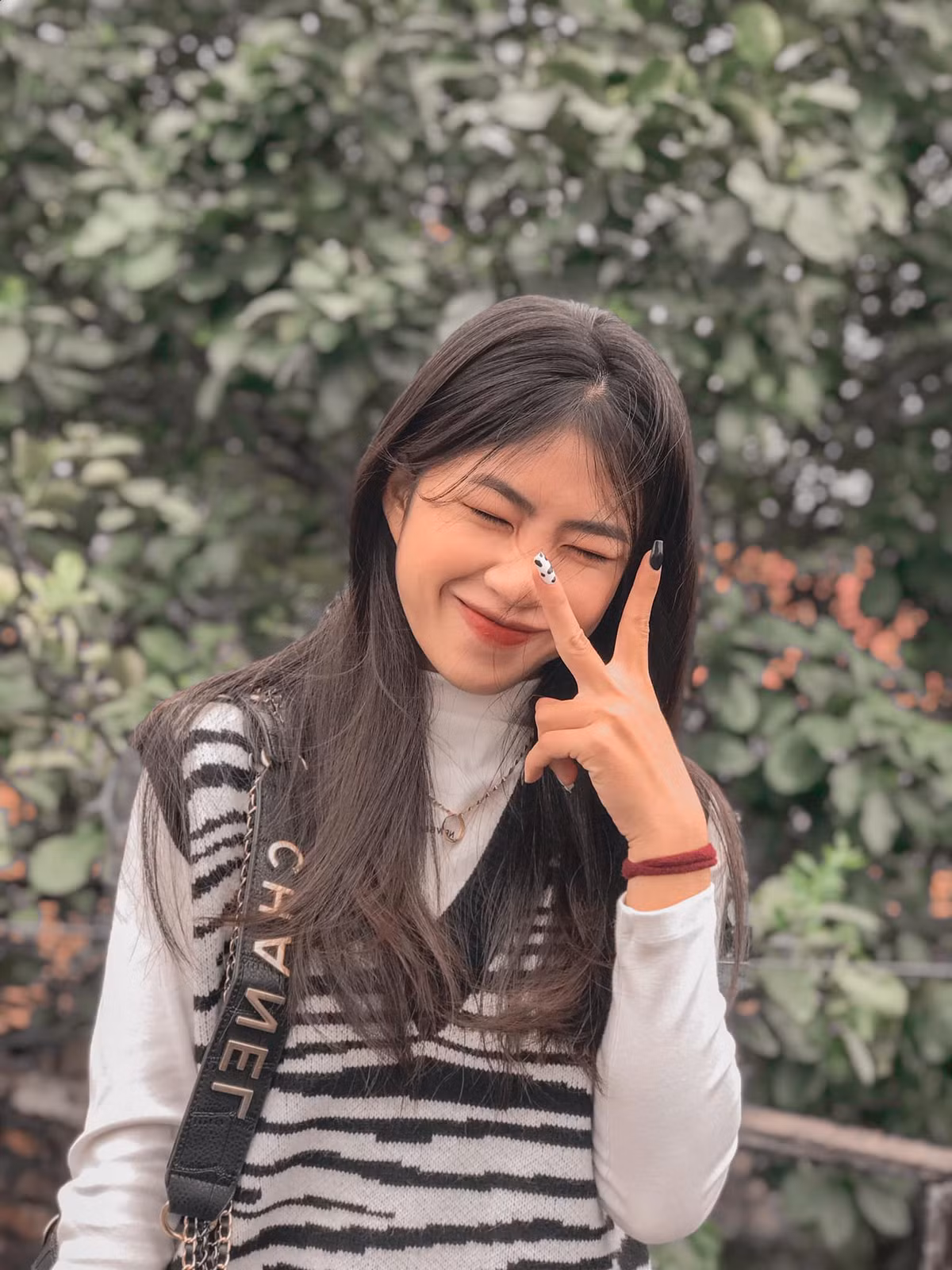 Cô không ngại khoe trọn vóc dáng.