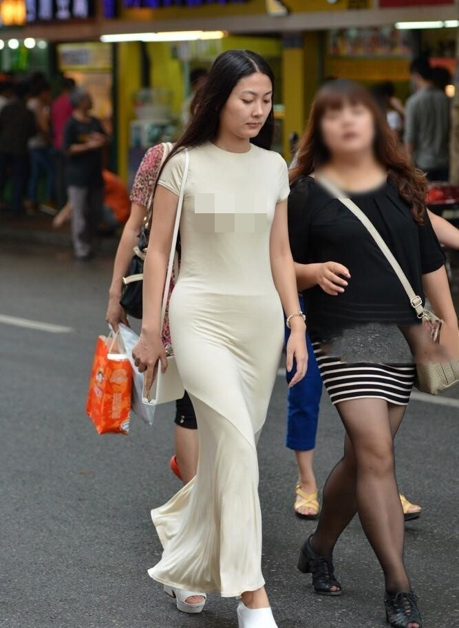 Cũng chính việc diện váy mỏng xuống phố không để ý che chắn kĩ khiến hội chị em không ít lần để lộ "điểm chết" trên cơ thể. Nhiều người lỡ nhìn vào đó mà phải đỏ mặt.