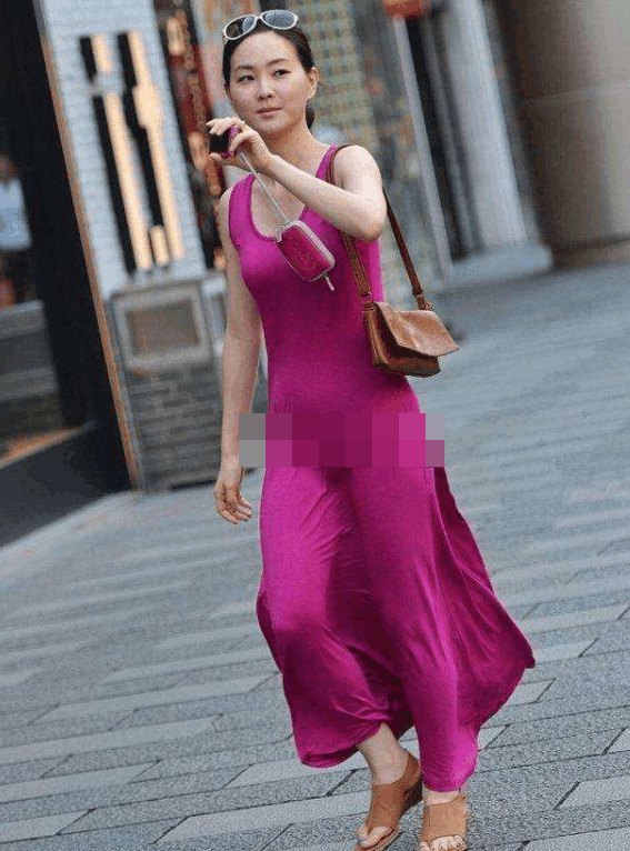 Mùa hè là thời điểm mà hội chị em diện đủ loại thời trang, kiểu dáng và chất liệu. Việc xuống phố với những chiếc váy mỏng cũng là lựa chọn của nhiều chị em.