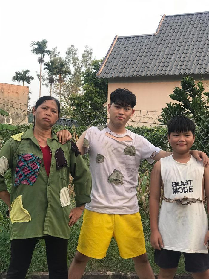 Trong khi đó, bà Tân từ khi còn trẻ đã là trụ cột của gia đình bởi chồng bà không làm lụng được gì khi bệnh tật mãi chẳng dứt. Khi ấy, bà vừa phải làm công việc đồng áng vừa phải đi phụ hồ để có thêm thu nhập trang trải qua ngày, cũng như lo cho việc học của cậu con trai. Thậm chí, khi đã nổi tiếng, sau mỗi buổi quay clip, bà vẫn phải tiếp tục những công việc hàng ngày của mình, đi cắt lúa thuê để kiếm tiền.