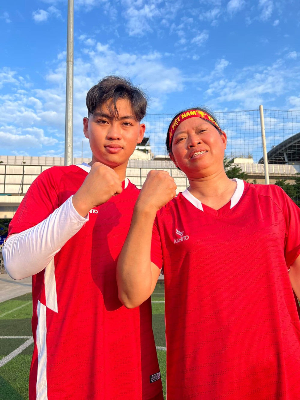 Khi hai nữ YouTuber đứng cạnh nhau, khán giả mới để ý cả hai có khá nhiều điểm chung. Cả bà Tân và bác Tuyết đều trải qua cuộc sống vất vả, lam lũ phải làm đủ nghề để kiếm tiền lo cho gia đình.