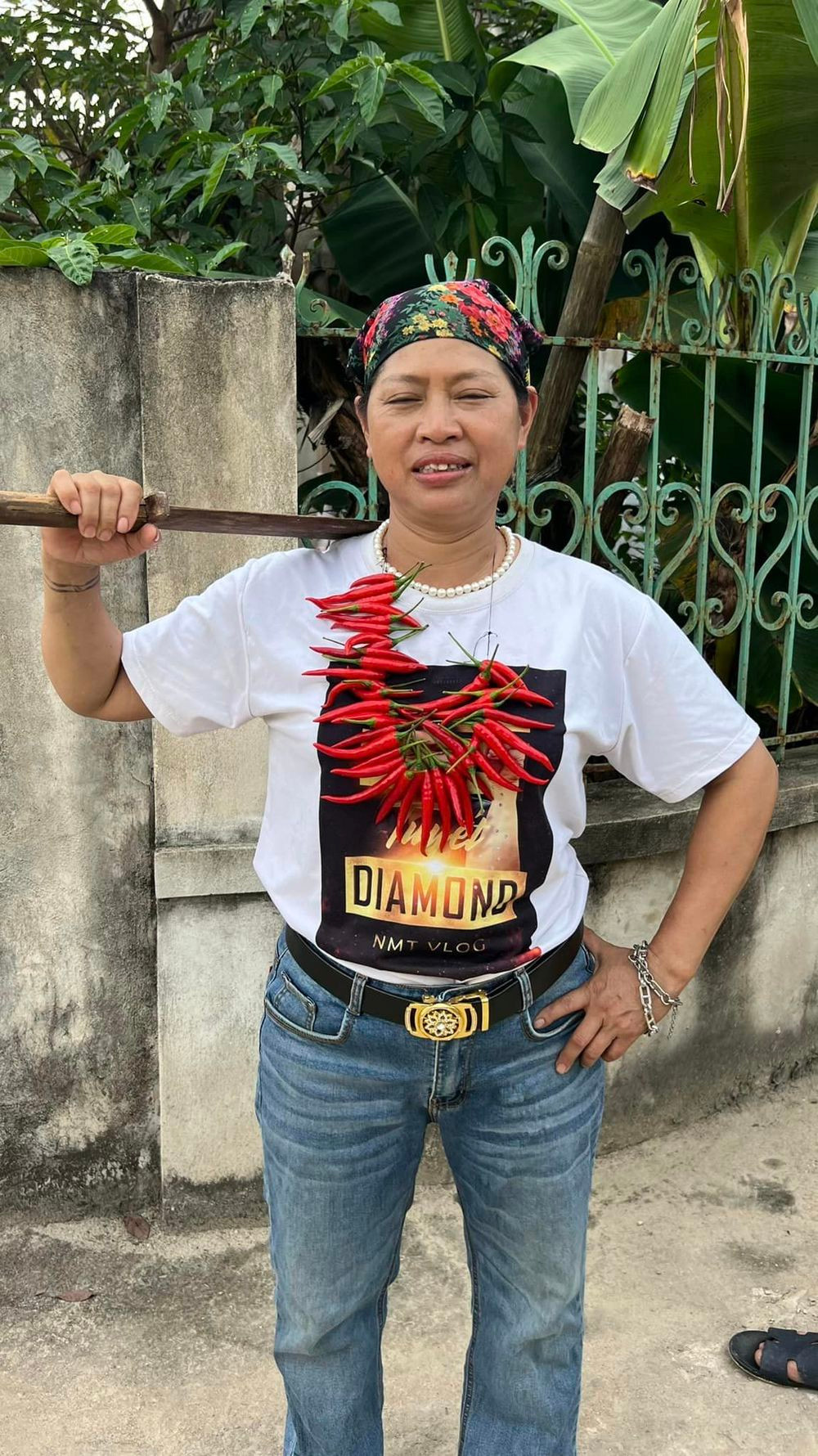 “Bà Tân x Bà Tuyết, mọi người hay xem video của ai nhỉ. Đối với mình thì bác Tân và anh Hưng chính là người dẫn dắt mình đến con đường YouTube - phát triển nội dung như ngày hôm nay.” - chủ kênh NMT Vlog chia sẻ trên trang cá nhân.