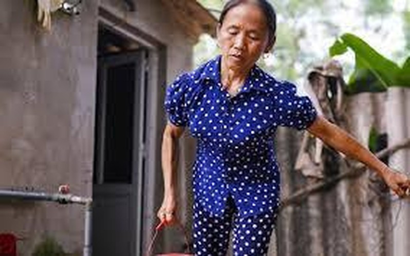 Ngược lại, bác Tuyết Diamond dù gia nhập đường đua YouTube khá muộn nhưng hiện cực kỳ phát triển. Mỗi video có sự xuất hiện của bác Tuyết đều thu về hàng triệu view. Kênh YouTube của mẹ con bác Tuyết hiện đã thu hút gần 1 triệu lượt đăng ký.