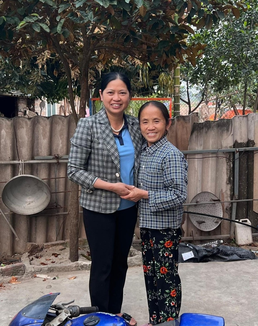 Mới đây, Nguyễn Minh Trường, con trai của bác Tuyết Diamond vừa chia sẻ hình ảnh mẹ mình và bà Tân Vlogs trong một khung hình. Hình ảnh hai nữ YouTuber U60 hội ngộ khiến nhiều người thích thú.