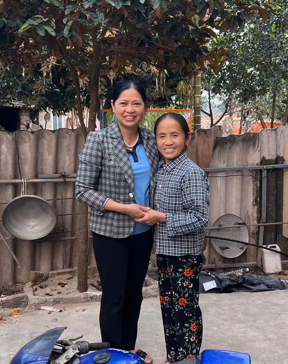 Mới đây, Nguyễn Minh Trường, con trai của bác Tuyết Diamond vừa chia sẻ hình ảnh mẹ mình và bà Tân Vlogs trong một khung hình. Hình ảnh hai nữ YouTuber U60 hội ngộ khiến nhiều người thích thú.