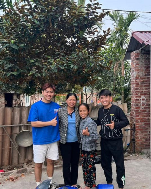 Không chỉ vậy, con trai bác Tuyết Diamond còn khẳng định chính mẹ con hiện tượng mạng bà Tân Vlog đã dẫn dắt họ thành công trên con đường chinh phục YouTube.