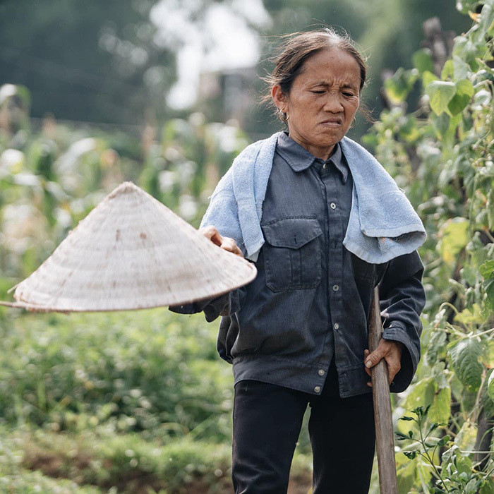 Nếu như bà Tân gắn liền với công việc đồng áng thì bác Tuyết cũng không ngoại lệ. Thậm chí bác Tuyết còn từng đi bán đồng nát, làm lao công dọn vệ sinh.