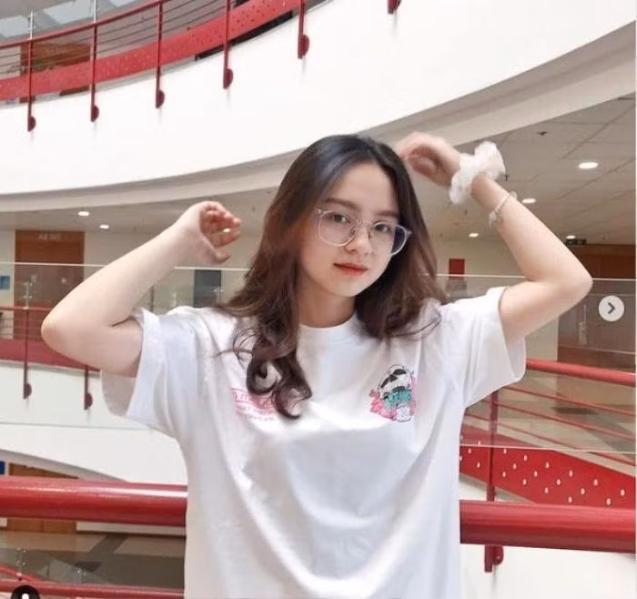 Bên cạnh đó cũng có rất nhiều netizen phản ứng "không đỡ nổi" vì tin vui cứ liên tục ập đến: "Bất ngờ dồn dập quá, tôi không đỡ nổi", "Hóng những vlog với ngoan xinh yêu của vợ chồng nhà ấy", "Cặp này rốp rẻng quá, ai như ông Youtuber nào đó quê Vĩnh Phúc", "Nào chào mừng gia nhập thế giới bỉm sữa",...