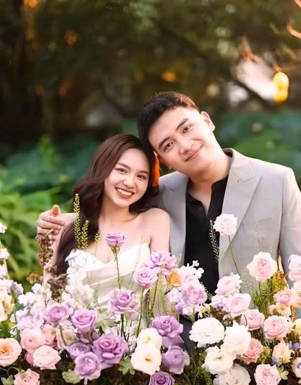 Chỉ sau cầu hôn 2 tháng, một đám cưới đẹp lung linh đã diễn ra tại Hà Nội đã diễn ra vào ngày 17/12/2023. Và bây giờ, sau hơn 1 tháng kết hôn, Đặng Thu Hà tiếp tục thông báo tin vui.