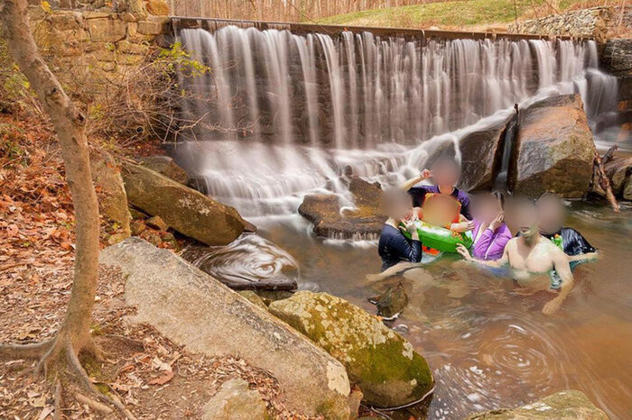 Cả gia đình được đi sang thác khác để thỏa mãn giấc mơ riêng tư.