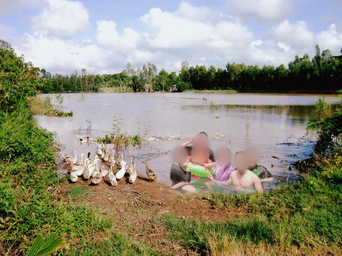 Cụ thể, chủ nhân của màn nhờ dân mạng chỉnh sửa ảnh có viết: "Gia đình em đi chơi lễ, nhờ các cao nhân xóa hộ người phía sau. Gia đình em là nhóm 5 người với thằng cu bé xíu nằm trên phao đó ạ".