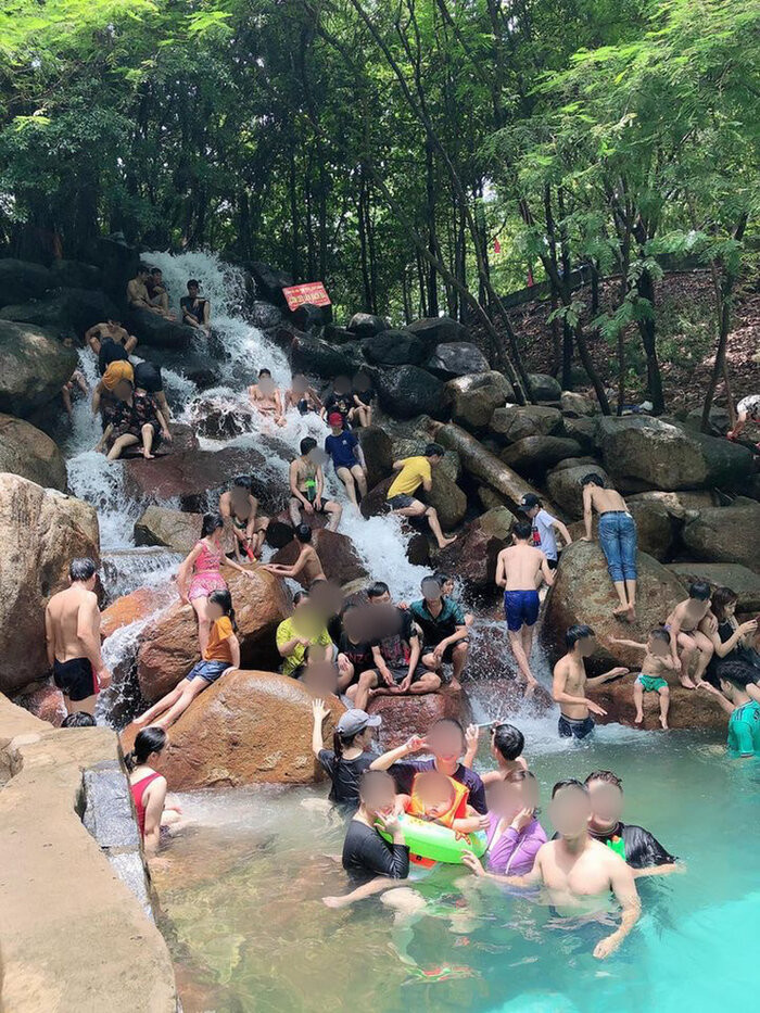 Đi du lịch ngày lễ thì vui thật, nhưng bao giờ chụp ảnh cũng phải vướng vào tình trạng người đông đúc phía sau. Mới đây, một gia đình rơi vào trường hợp tương tự nên đã "bạo gan" nhờ dân mạng sửa ảnh xóa giúp người phía sau.