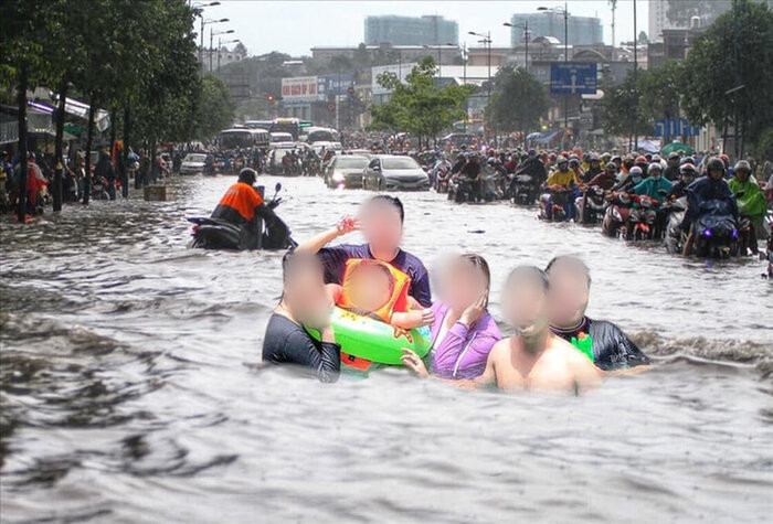 "Lạc trôi" giữa lòng thành phố khi nước lụt dâng.