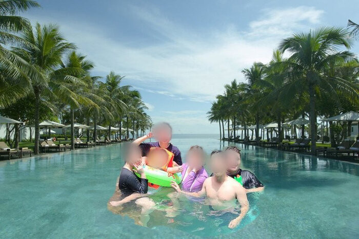 Thậm chí, nhiều dân mạng còn tốt bụng đã đưa cả gia đình trên đến resort xịn xò.