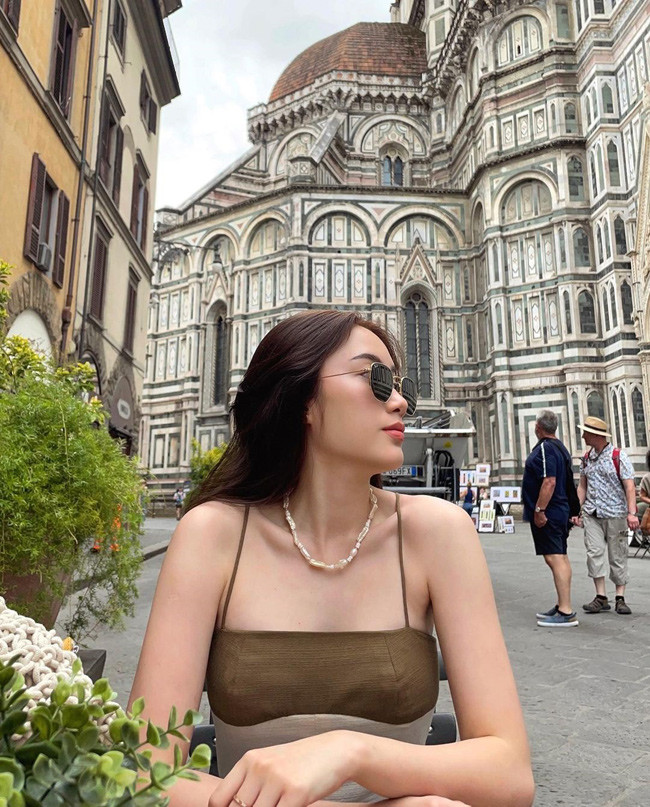 Cuộc sống giàu có và sang chảnh của hot girl Lào khiến nhiều người ngưỡng mộ. Cô có những chuyến du lịch xa hoa ở khắp mọi nơi.