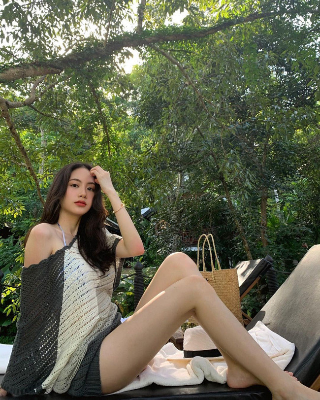 Ở tuổi 25, Phoiphailin Sivilay cuốn hút người nhìn ở vẻ đẹp nữ tính, gợi cảm và rất sang trọng.