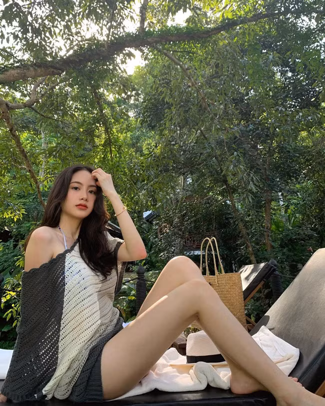 Ở tuổi 25, Phoiphailin Sivilay cuốn hút người nhìn ở vẻ đẹp nữ tính, gợi cảm và rất sang trọng.