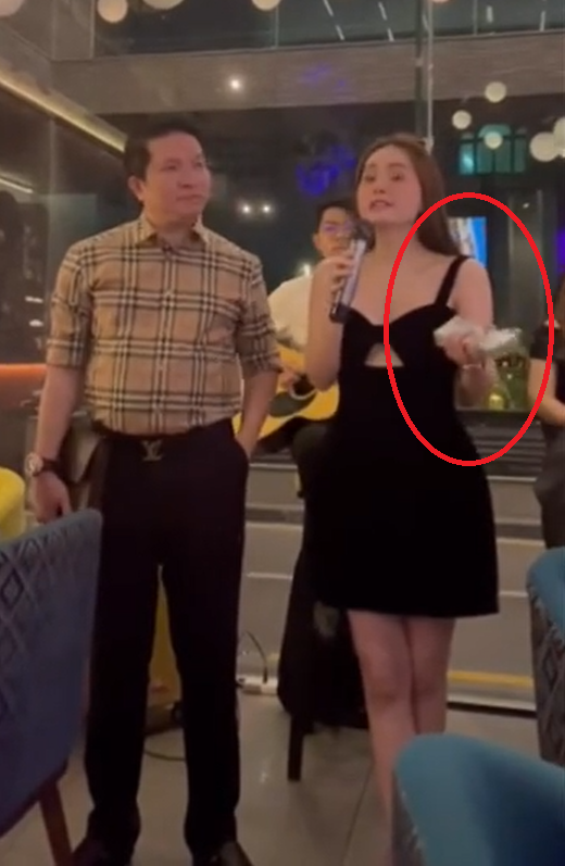 Cụ thể, tối qua vợ chồng nữ đại gia quận 7 đã tổ chức tiệc tất niên cùng nhân viên, đánh dấu ngày cuối cùng của năm cũ.