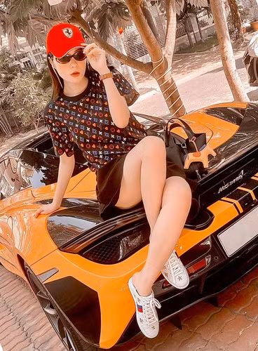 Cũng trong dịp này, Di Băng - Quốc Vũ mang bất ngờ lớn cho nhân viên bằng việc công khai thưởng tết dương lịch.