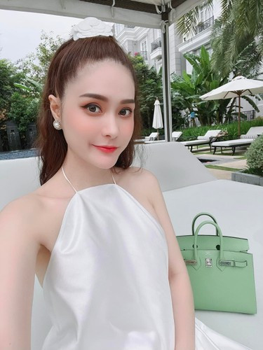 Chưa hết, trước khi nghỉ tết âm lịch tức trong tháng 1 này, vợ chồng Đoàn Di Băng sẽ tổ chức cho nhân viên đi chơi một chuyến gần, còn sang năm mới sẽ đi Nha Trang.