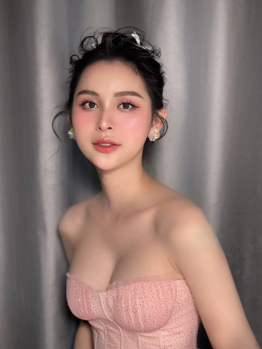 Có vẻ đẹp nữ tính, tựa nàng thơ nên người hâm mộ ưu ái gọi cô với biệt danh "Tiên nữ Đắk Nia".