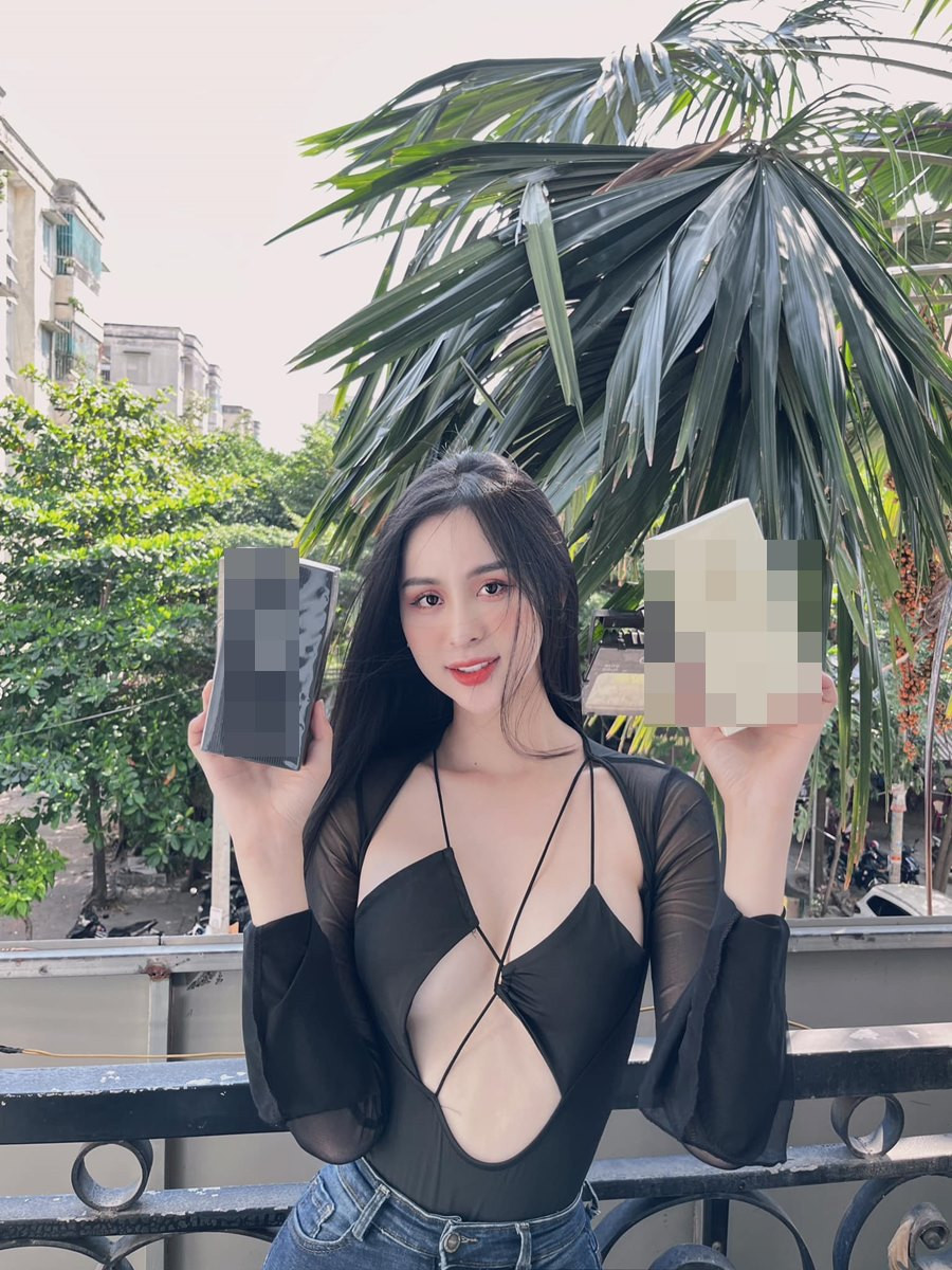 Trang phục Tường Vi mặc không quá cá tính, trẻ trung vừa đủ để không lấn át đi vẻ đẹp nữ tính vốn có.