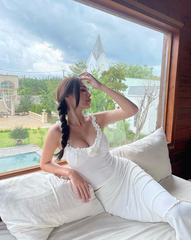 Ngoài ra, việc tham gia các đấu trường nhan sắc giúp hot girl Sài thành có được sự tự tin và kinh nghiệm thể hiện bản thân trước đám đông.