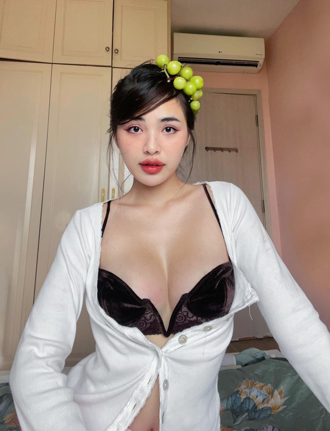 Mới đây, nàng hot girl Sài thành xuất hiện với diện mạo bất ngờ. Cô nàng phổng phao, gợi cảm hơn bội phần, thần thái cũng quyến rũ, cuốn hút hơn.