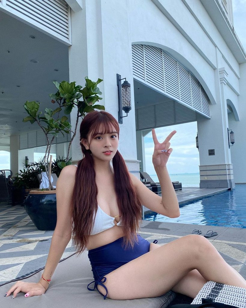 Trên mạng xã hội, Châu Du đăng tải nhiều hình ảnh cuộc sống thường nhật. Có thể thấy nữ phóng viên tin tức sở hữu nhan sắc xinh đẹp, ngọt ngào cùng gương mặt đẹp như búp bê.