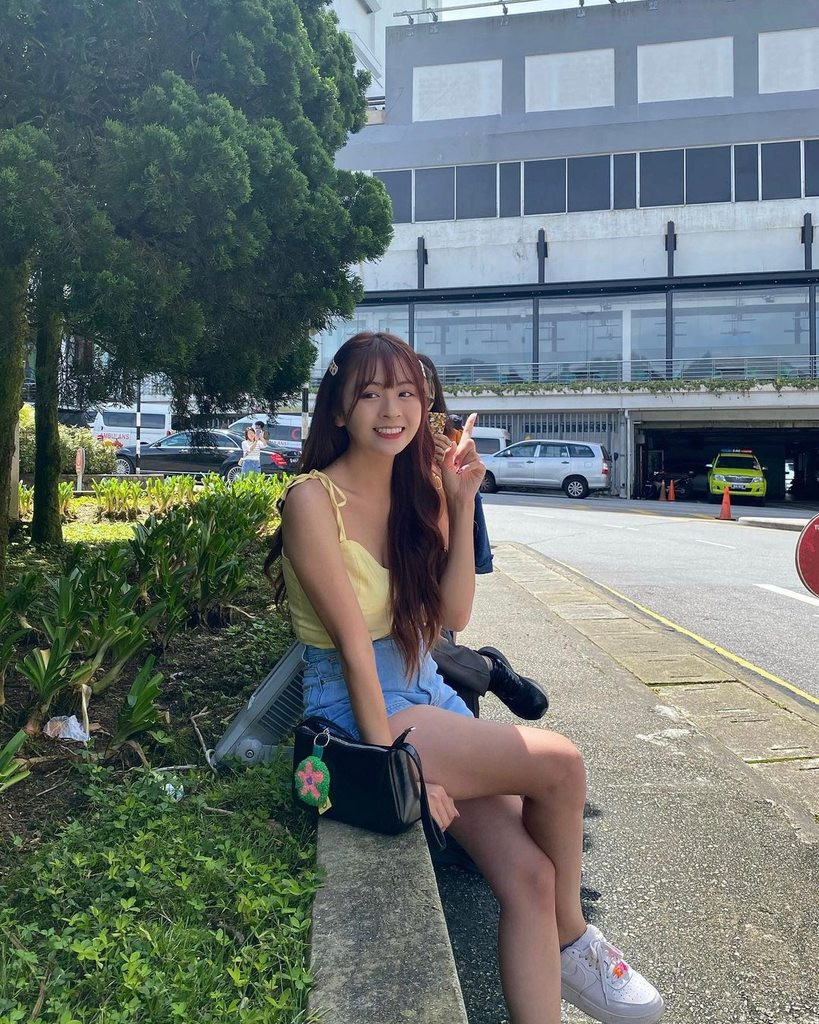 Tờ Tvbs cho biết, nữ phóng viên này có tên Châu Du, hiện đang là phóng viên tin tức trên Kênh Next TV. Thậm chí, cư dân mạng còn tìm ra Instagram cá nhân của phóng viên Châu Du.