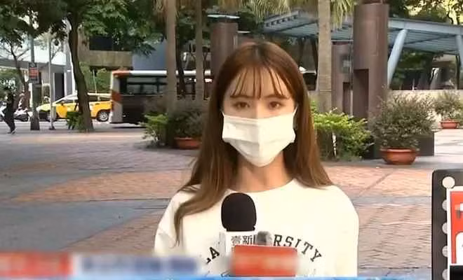 Theo tờ Chinatimes, những ngày qua, hình ảnh một nữ phóng viên đeo khẩu trang đang thực hiện một bản tin được lan truyền rộng rãi trên mạng xã hội khiến cư dân mạng Đài Loan (Trung Quốc) xôn xao vì ngoại hình ấn tượng.