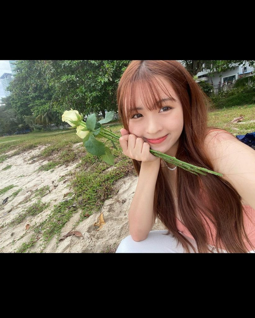 Nữ phóng viên xinh đẹp cho biết thêm, cô chỉ là một phóng viên nhỏ mảng tin tức và đã làm công việc này được hơn một năm. Cô nàng hy vọng, người hâm mộ có thể chú ý tới hiệu quả công việc của cô thay vì chỉ chăm chăm vào ngắm ảnh cô trên mạng xã hội.