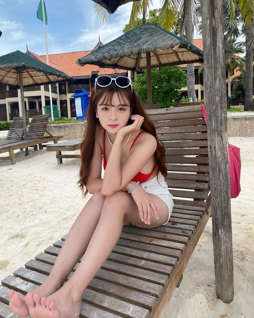 Đặc biệt. Châu Du có vóc dáng nhỏ nhắn cùng đường cong chữ S hoàn hảo.