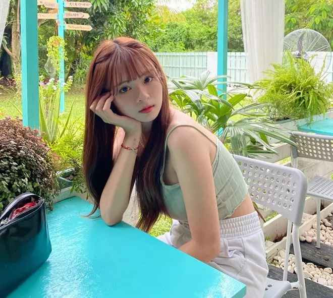 Từ hình ảnh chụp màn hình nữ phóng viên đang dẫn bản tin được cư dân mạng chia sẻ có thể thấy, cô mặc một chiếc áo thun bó sát để lộ đường cong gợi cảm.