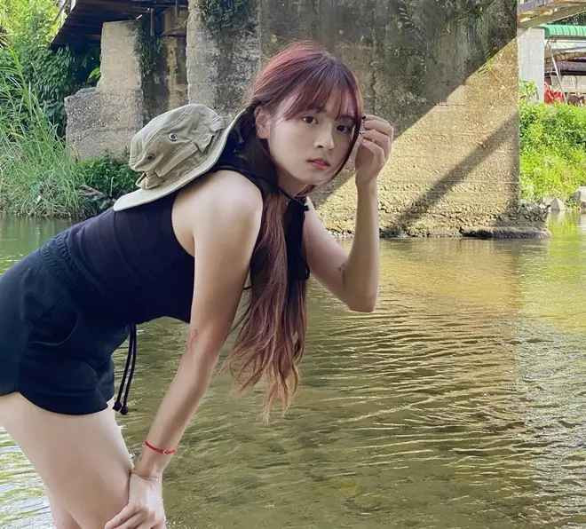 Dù đeo khẩu trang nhưng nhiều người hâm mộ cho rằng, nữ phóng viên sở hữu nhan sắc rất xinh đẹp và ngọt ngào. Ngay sau đó, danh tính của nữ phóng viên trên đã được tìm ra.