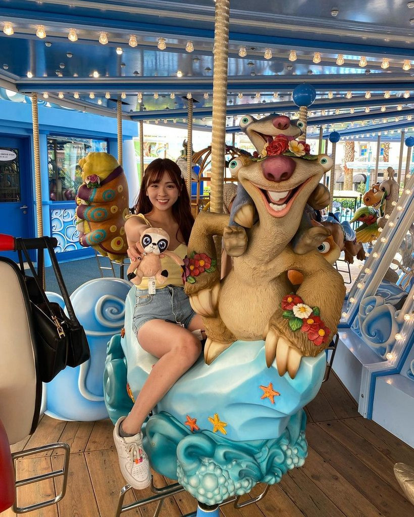 Từ ngày nổi tiếng, lượt theo dõi trên Instagram của Châu Du đã tăng đáng kể. Tính tới thời điểm hiện tại, trang Instagram cá nhân của nữ phóng viên xinh đẹp đã có hơn 53.000 người theo dõi.