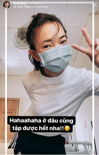 Không chỉ có ăn uống và nghỉ ngơi, Châu Bùi cũng chăm chỉ tập thể dục ngay trong phòng cách ly để nâng cao sức khỏe.