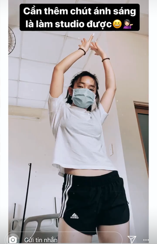 Dù bị hạn chế đi lại nhưng Châu Bùi vẫn có thể cập nhật tình hình xã hội vì khu cách ly có đầy đủ điện nước, mạng Internet.