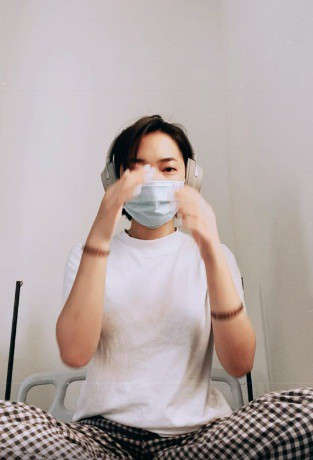 Cuối cùng, Châu Bùi kêu gọi mọi người hãy mạnh mẽ chống lại dịch bệnh. Lời kêu gọi tự giác và mạnh mẽ của Châu Bùi được đông đảo fans và các đồng nghiệp ủng hộ.