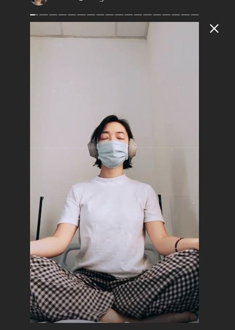 Tại nơi cách ly dịch COVID-19, Châu Bùi thường xuyên cập nhật tình hình với người hâm mộ, cho thấy tinh thần cô rất lạc quan và thỏa mãn với điều kiện ăn ở tại khu cách ly.