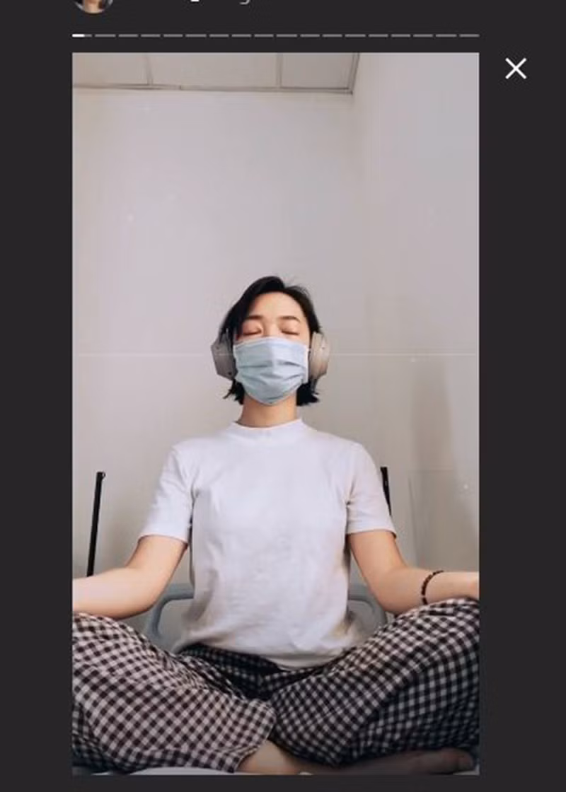 Tại nơi cách ly dịch COVID-19, Châu Bùi thường xuyên cập nhật tình hình với người hâm mộ, cho thấy tinh thần cô rất lạc quan và thỏa mãn với điều kiện ăn ở tại khu cách ly.