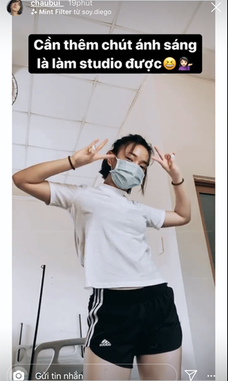 Ngay sau khi hạ cánh xuống sân bay Tân Sơn Nhất, Châu Bùi nhận được thông báo phải cách ly và cô hoàn toàn hợp tác để phòng chống dịch COVID-19.