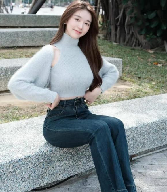 Trong đời thường, Zhang Yuan lại mang một vẻ ngọt ngào và thân thiện. Những bức ảnh cô chia sẻ từ những buổi dạo chơi hay những bữa ăn ấm cúng đều toát lên vẻ đẹp giản dị và gần gũi.