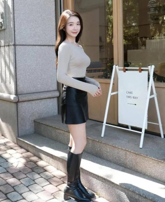 Đặc biệt, khi nữ y tá này diện những chiếc quần tập yoga, vóc dáng hoàn hảo của cô nàng càng được tôn lên một cách rõ nét, khiến người xem không thể rời mắt.