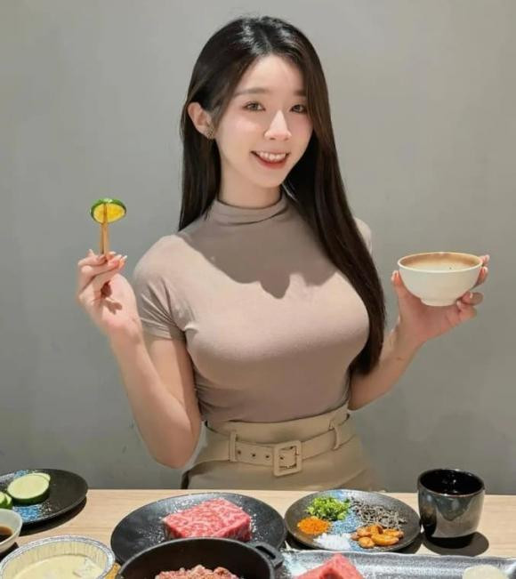 Bên cạnh đó, Zhang Yuan còn bởi gu thời trang và sự nghiệp người mẫu đầy ấn tượng.