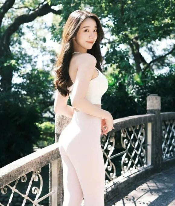 Nữ y tá Zhang Yuan làm mưa làm gió trên các diễn đàn mạng nhờ vẻ ngoài hoàn hảo và đôi chân dài miên man.