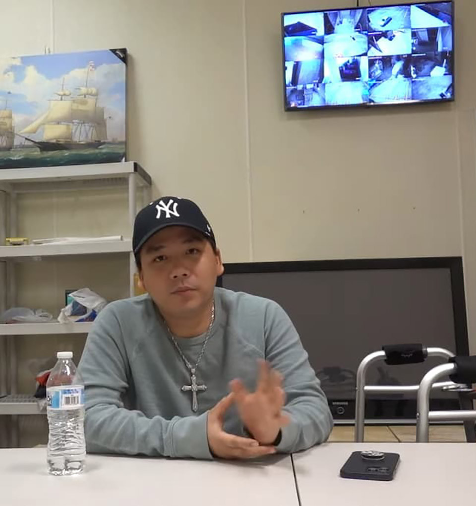 Riêng chi phí ngủ một đêm tại bệnh viện đã có giá 4.500 USD/đêm (gần 105 triệu đồng). Khoa Pug ở 2 đêm, ngốn hết 9000 USD (tương đương với hơn 200 triệu). Ngoài ra, vì không có người thân chăm sóc nên nam Youtuber đã thuê thêm 4 - 5 y tá hỗ trợ khiến cho chi phí tăng lên.